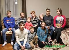 Как родные. Жители детского дома семейного типа год спустя рассказали, как им живется вместе