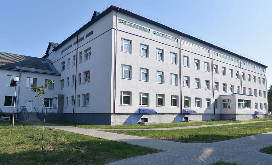 Реконструкцию поликлиники и нескольких больничных корпусов в Ивье планируют завершить в июле Реконструкцию поликлиники и нескольких больничных корпусов в Ивье планируют завершить в июле