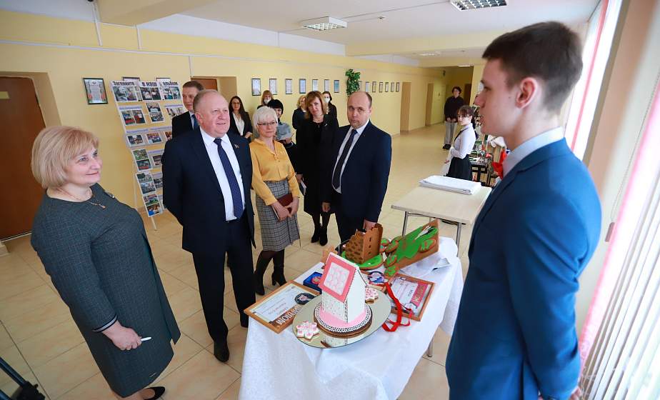 Виктор Лискович: «В воспитание детей нужно вкладывать душу». Председатель Постоянной комиссии Совета Республики Национального собрания Беларуси встретился с учащимися сельскохозяйственного лицея в Новогрудке