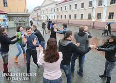 Гродненцы станцевали на Советской "Руэда-дэ-касино"