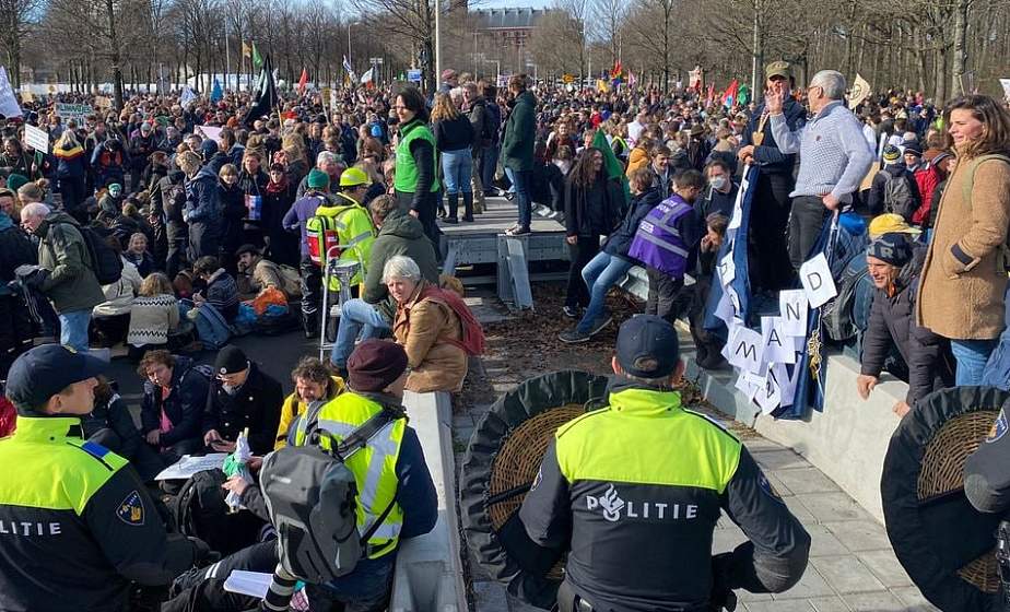Тысячи фермеров протестуют в Гааге, есть задержанные