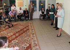 Кино, подарки и теплые слова. Активисты «Белой Руси» посетили Гродненский районный дом-интернат для престарелых и инвалидов