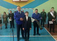 «Героем себя не считаю». В Свислочи в торжественной обстановке наградили пятиклассника за спасение товарища 