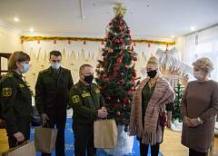 «Всем детям нужен праздник». 557-я инженерная бригада поздравила воспитанников Понемуньского детского дома