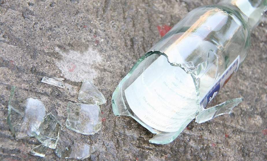 В Лиде учащаяся ПТУ после тусовки выбросила из окна бутылку от водки, а трехлитровой банкой угодила в припаркованный автомобиль В Лиде учащаяся ПТУ после тусовки выбросила из окна бутылку от водки, а трехлитровой банкой угодила в припаркованный автомобиль