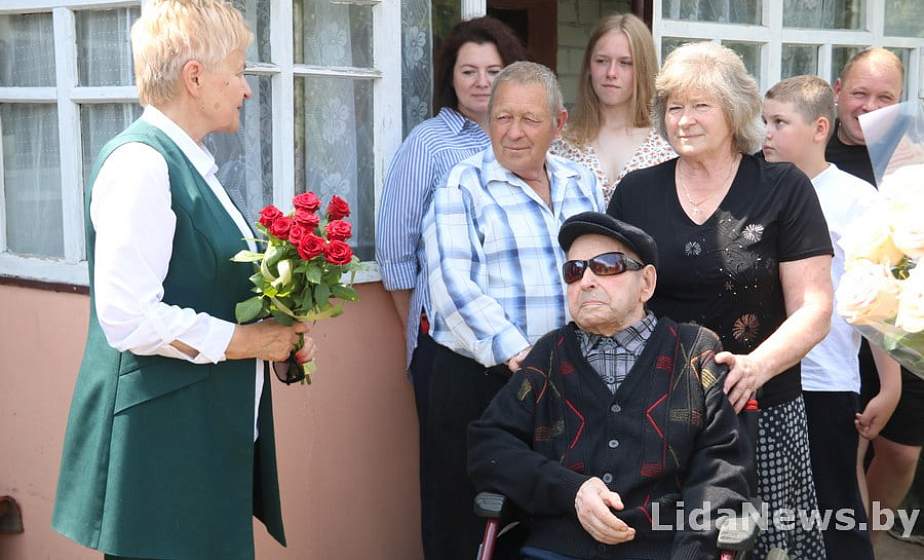 Ветеран Великой Отечественной войны Михаил Смоляк отпраздновал 100-летний юбилей Ветеран Великой Отечественной войны Михаил Смоляк отпраздновал 100-летний юбилей