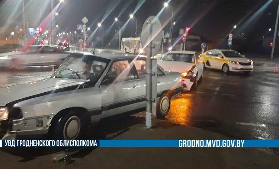 В Гродно столкнулись три легковых автомобиля В Гродно столкнулись три легковых автомобиля