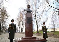 В Гродно открыли памятник-бюст уроженцу города генералу Алексею Антонову
