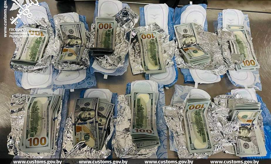 Таможенники нашли 22 тысячи долларов, спрятанные в упаковки с женскими гигиеническими принадлежностями