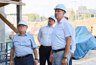 Председатель облисполкома Юрий Караев оценил ход строительства новой больницы на проспекте Янки Купалы