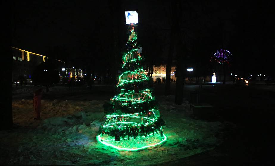 В Гродно зажгли аллею дизайнерских елок «MagicLand»
