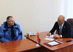 В Щучине приём граждан провёл сенатор Валентин Байко