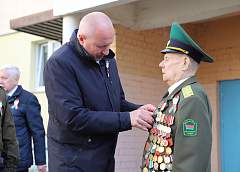 Председатель облисполкома Юрий Караев поздравил ветерана войны Ивана Невзорова с 80-летием Победы