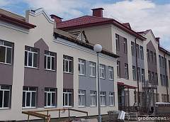 Новый пищеблок, современный компьютерный класс и спортзал. В поселке Первомайский Лидского района завершается реконструкция школы