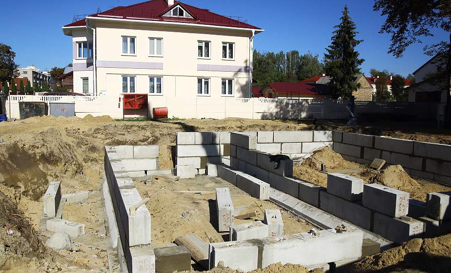 На улице Волковича в Гродно строят четвертый дом семейного типа 