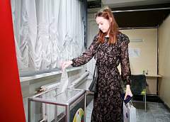 Первая на участке. Впервые голосующая студентка Купаловского университета сделала свой выбор на республиканском референдуме