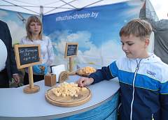 «Городенъ» к юбилею области, сыры с грибами и молочные коктейли со вкусом кофе: что предлагал «Молочный Мир» на Фестивале сыра