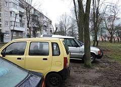 Двор просит уюта. На Озерском шоссе в Гродно машины паркуются на газонах