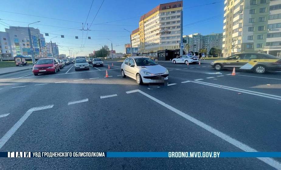 Поехала на красный и сбила пешехода. В Гродно произошло ДТП Поехала на красный и сбила пешехода. В Гродно произошло ДТП
