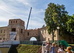 The interiors of the Volovich Palace are designed in Svyatsk, and a measured hut has already begun to build at the walls of the Old Castle