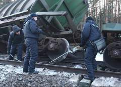Причиной схода вагонов грузового поезда в Дятловском районе мог стать излом рельса