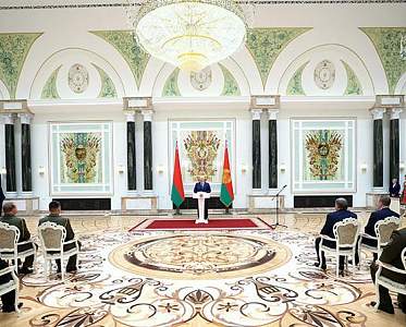 Александр Лукашенко накануне Дня народного единства вручает госнаграды