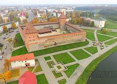 The project "The Pearls of Little Motherland". Tourists try on armors and are knighted in renewed Lida Castle