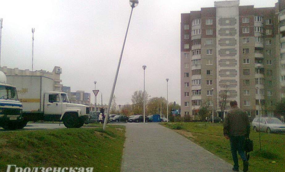 На проспекте Янки Купалы исчез фонарный столб На проспекте Янки Купалы исчез фонарный столб