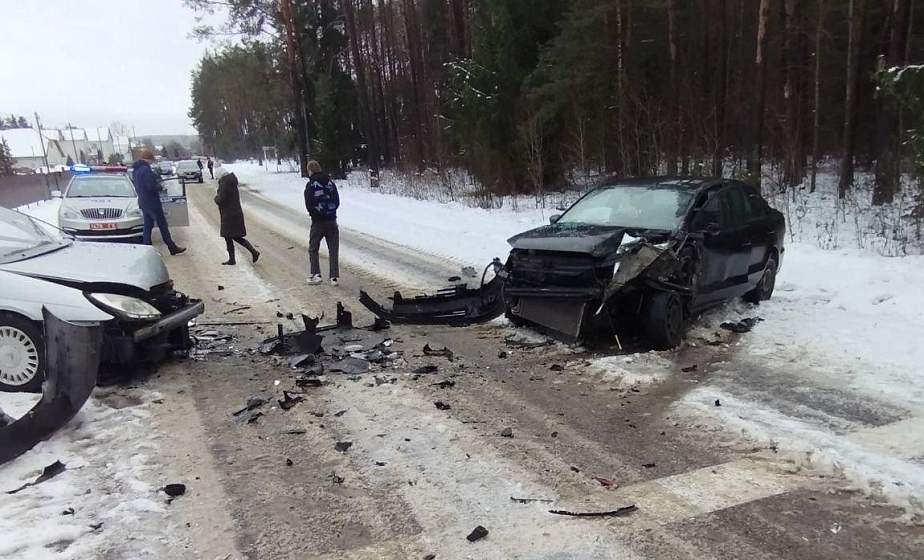 В результате аварии в Островецком районе двое пассажиров попали в больницу