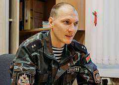 «Мне не стыдно защищать порядок в родной стране». Сотрудник гродненского ОМОНа о проверке на патриотизм и портрете солдата особого назначения