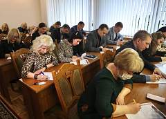 «Наша мова – гэта наша гісторыя». Супрацоўнікі аблвыканкама далучыліся да маштабнай беларускамоўнай дыктоўкі ў Міжнародны дзень роднай мовы (+відэа)