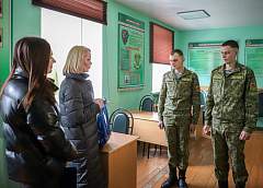 «БелАЗ своих не забывает». Сотрудники предприятия приехали на пограничную заставу имени Кириченко, чтобы проведать и поддержать своих призывников