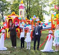 Юные щучинцы получили в подарок новую современную детскую игровую площадку