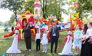 Юные щучинцы получили в подарок новую современную детскую игровую площадку