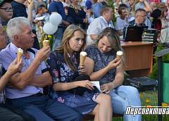 На праздник мороженого в агрогородок Путришки приехали Александр Солодуха и Саша Немо