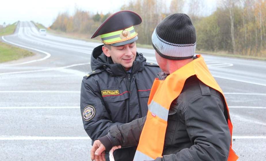 На Гродненщине пешеходам и велосипедистам бесплатно раздадут сотни жилетов и фликеров На Гродненщине пешеходам и велосипедистам бесплатно раздадут сотни жилетов и фликеров