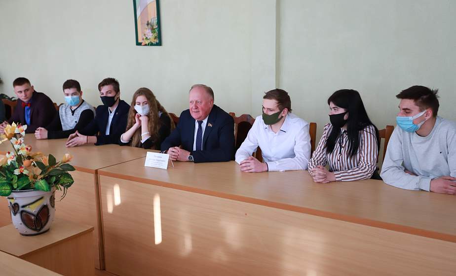 «Каждый должен стремиться к тому, чтобы получить образование и применить свои знания на благо страны». Виктор Лискович принял участие в диалоговой площадке в Новогрудке