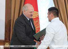 Александр  Лукашенко поздравил тяжелоатлета Евгения Тихонцова с завоеванием золотой медали в Паттайе 