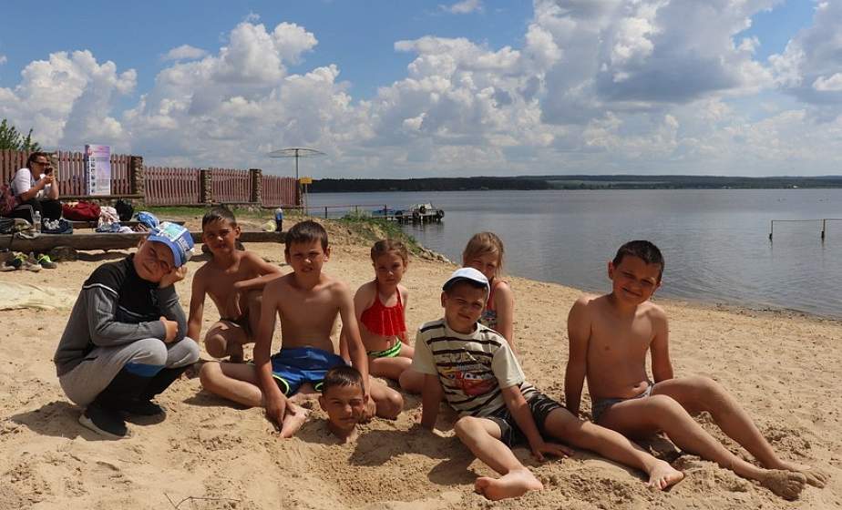На пляже водохранилища в Зельве устанавливают детскую игровую площадку На пляже водохранилища в Зельве устанавливают детскую игровую площадку