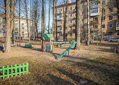 Посторонние на площадке. Покосившиеся объекты, дефекты в конструкциях и сторонние предметы на территории дворовых детских зон требуют внимания специалистов