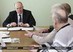 Председатель областного исполнительного комитета Владимир Кравцов провел прием граждан и прямую телефонную линию в Мостах