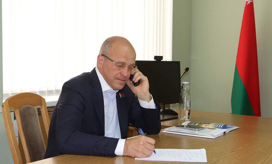 Член Совета Республики Национального собрания Валентин Байко ответил на вопросы граждан во время прямой линии