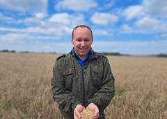 Водитель банка Максим Талашко каждое лето помогает аграриям убирать урожай
