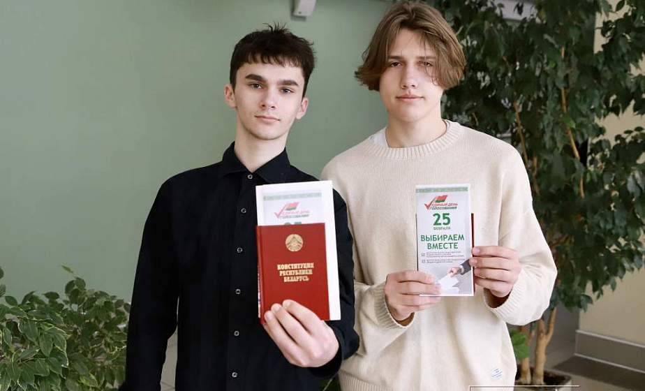Конституцию Республики Беларусь вручают впервые голосующим на участке для голосования №68 Конституцию Республики Беларусь вручают впервые голосующим на участке для голосования №68