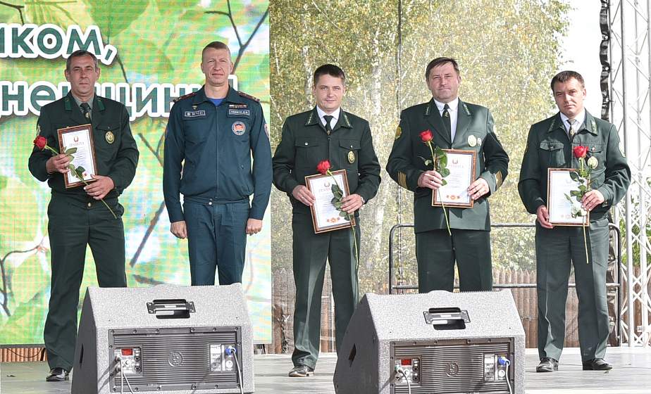 Свыше 230 работников Гродненского ГПЛХО удостоены наград накануне Дня работников леса Свыше 230 работников Гродненского ГПЛХО удостоены наград накануне Дня работников леса