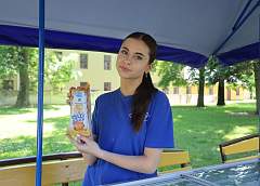 Продает мороженое и копит на мечту. Рассказываем о летней подработке Александры Ситкевич