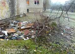 Мусор в районе жилого дома по улице Сухомбаева не убирают с октября прошлого года