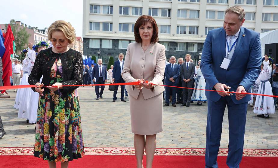 Наталья Кочанова и Валентина Матвиенко открыли выставку техники и достижений народного хозяйства Беларуси