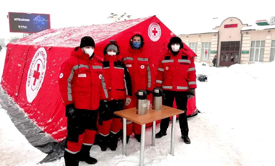 ФОТОФАКТ: Волонтеры Красного Креста спешат на помощь в сильные морозы