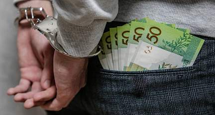 Курьер мошенников решил обмануть нанимателя и потратить полученные деньги на личные нужды